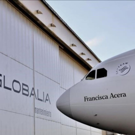 Un avión de Air Europa frente a un hangar de Globalia. EFE