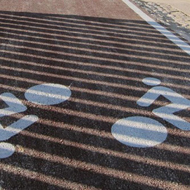 El Ayuntamiento realiza esta semana trabajos de mantenimiento en el carril bici de Punta Parayas