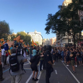 Momentos de tensión entre participantes en las diferentes manifestaciones del 9 d'Octubre. - EUROPA PRESS