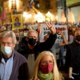 Miles de personas se manifiestan en Catalunya en protesta por la inhabilitación de Torra