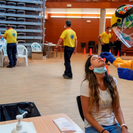 Una joven es atendida por un profesional sanitario para hacer una PCR. EFE/ Ramon Gabriel/Archivo