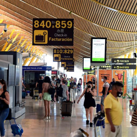 Pasajeros en la zona de facturación de la terminal 4 del aeropuerto Adolfo Suárez-Barajas en Madrid / EFE