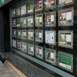 Un hombre con mascarilla observa el escaparate de una firma inmobiliaria en El Masnou, al norte de Barcelona. REUTERS/Albert Gea