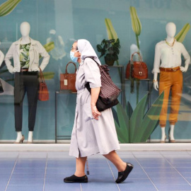 Una mujer paseando delante de unos escaparates. EFE/Bienvenido Velasco