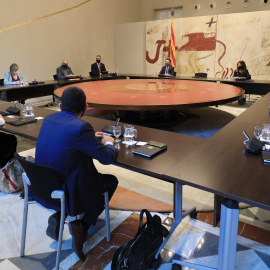 La reunió extraordinària del Govern amb la cadira del president buida entre Aragonès i Budó. JORDI BEDMAR