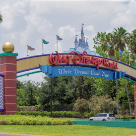 Los parques de Disney se vieron forzados a cerrar esta primavera debido a la expansión del coronavirus, lo que provocó una caída de los ingresos del 91 por ciento durante los primeros tres meses de 2020. EFE/Erik S. Lesser/Archivo
