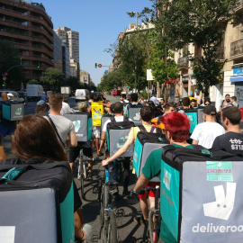 Trabajadores de Deliveroo se manifiestan en Barcelona para reivindicar derechos laborales./@JesusSanTe
