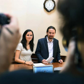 El secretario general de Podemos, Pablo Iglesias, acompañado por la portavoz adjunta de Unidos Podemos en el Congreso, Ione Belarra, registran la Proposición de Ley contra la pobreza infantil. | FERNANDO VILLA (EFE)