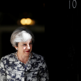 La primera ministra británica, Theresa May, sale de su residencia en Downing Street. /REUTERS