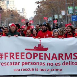 Voluntarios de la ONG Pro Activa Open Arms, durante una manifestación el pasado enero en Barcelona para contra la criminalización de los rescates de migrantes en el Mediterráneo.-ENRIC FONTCUBERTA / EFE / ARCHIVO