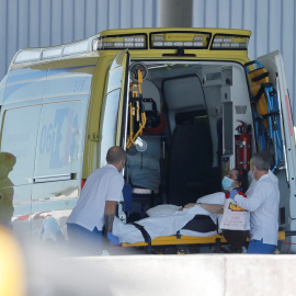 Efectivos sanitarios trasladan este jueves a una usuaria de la residencia de ancianos de O Incio al Hospital Universitario Lucus Augusti (HULA). - EFE