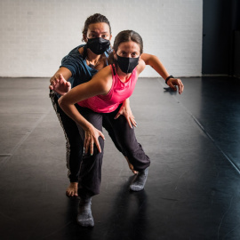 La companyia de dansa Silver Drops durant un assaig a l’Espai Andy Warhol, a la planta baixa de la Nau Ivanow. MIGUEL VELASCO ALMENDRAL