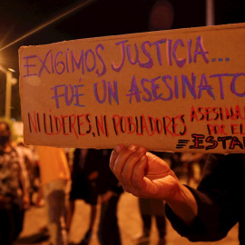 Una mujer muestra un cartel de protesta durante una manifestación contra el abuso policial en Cali (Colombia). EFE/ Ernesto Guzmán Jr