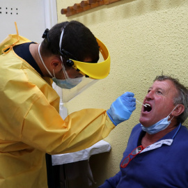 Un sanitari fent una prova PCR a Puigcerdà. ACN