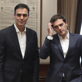 El secretario general del PSOE, Pedro Sánchez (i), y el presidente de Ciudadanos, Albert Rivera, durante la reunión mantenida esta tarde en el Congreso. /EFE