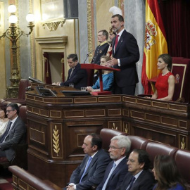 El rey Felipe VI, durante el discurso que pronunció en el Congreso de los Diputados donde los monarcas han presidido la sesión solemne de la conmemoración del 40 aniversario de las elecciones de 1977. /EFE