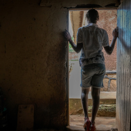 Bella Perrez posa en la puerta de su casa en Kampala. - PABLO MORAGA