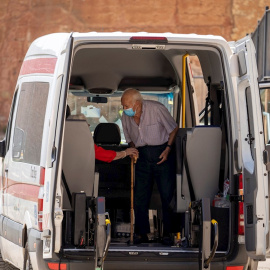 Residentes de la residencia de Burbagena (Teruel) son trasladados a la residencia de GEA de Albarracín (Teruel), tras haberse registrado un brote de coronavirus. EFE/Antonio Garcia