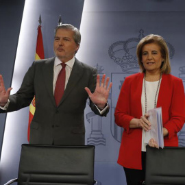 El portavoz del Gobierno, Íñigo Méndez de Vigo,y la ministra de Empleo, Fátima Bañez,d., durante la rueda de prensa posterior al Consejo de Ministros. |  El portavoz del Gobierno y ministro de Cultura, Íñigo Méndez de Vigo,iz., y la ministra de Em