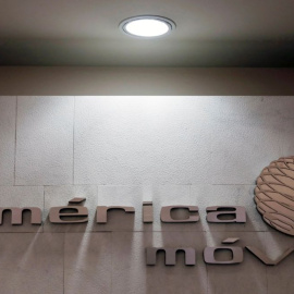 El logo de América Móvil en sus oficinas en Ciudad de México. REUTERS