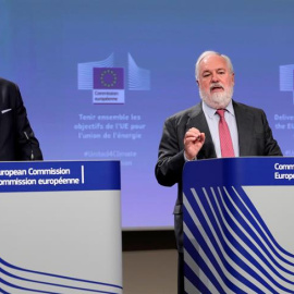 El vicepresidente de la Comisión Europea Maros Sefcovic (izq) y el comisario europeo de Energía y Clima, Miguel Arias Cañete. EFE