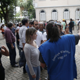 07/12/2018 - Colas en un centro electoral del barrio de Flamengo, en Río de Janeiro, durante la primera vuelta de las elecciones presidenciales de 2018. FERNANDO FRAZÃO/ AGÊNCIA BRASIL
