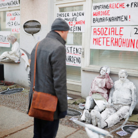 Protesta en Berlín con muñecos de tamaño natural y pancartas contra el aumento de los alquileres y la gentrificación. El letrero dice "aumento antisocial de los alquileres del 200%". REUTERS / Hannibal Hanschke