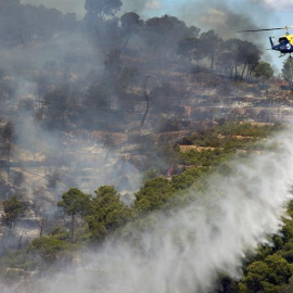 Medios aéreos en las tareas de extinción del incendio forestal de la sierra Calderona. /EFE