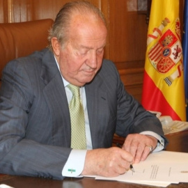 El rey Juan Carlos I, en el momento de la firma de su abdicación. EFE/Casa de S. M. el Rey