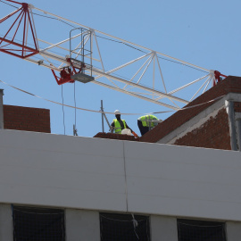 Dos obreros trabajan en la construcción de un edificio en Madrid. E.P./Marta Fernández