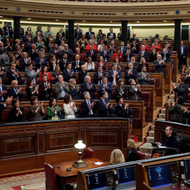 Los diputados del PSOE y de Unidas Podemos (d) se aplauden mutuamente tras las intervenciones de los portavoces del grupo de Unidas Podemos ante el pleno del Congreso de los Diputados en la primera jornada de la sesión de investidura de Pedro Sánchez co