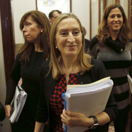 La presidenta del Congreso, Ana Pastor, con la secretaria primera, Alicia Sánchez Camacho, y la vicepresidenta tercera, Rosa María Romero, a su llegada a la reunión de la Mesa de la Cámara Baja. EFE/Paco Campos