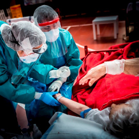 Personal sanitario del hospital de Aranda de Duero atiende a un paciente enfermo de Covid-19. EFE/Paco SantamarÍa/Archivo