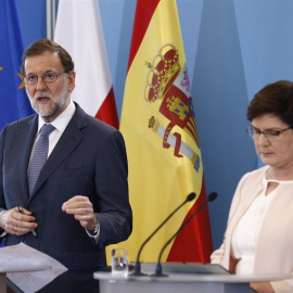 El presidente del Gobierno, Mariano Rajoy, junto a la primera ministra de Polonia, Beata Szydlo /EFE