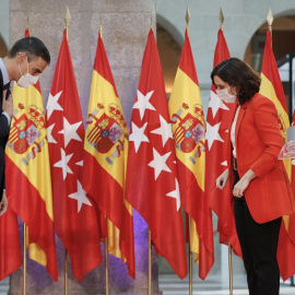 El presidente del Ejecutivo, Pedro Sánchez y la presidenta de la Comunidad de Madrid, Isabel Díaz Ayuso, se despiden después de ofrecer una rueda de prensa tras su reunión en la sede de la Presidencia regional, en la Puerta del Sol. E.P./J. Hellín. P