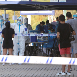 Personal sanitario realiza pruebas en la localidad alicantina de Santa Pola a las personas que estuvieron en la discoteca Oasis de la localidad ante la aparición de un brote. - EFE