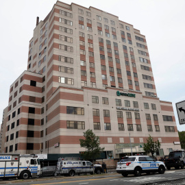 Policía de Nueva York a las puertas del hospital Bronx-Lebanon después de que un hombre disparase a varias personas.REUTERS/Brendan McDermid