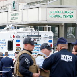 Policía de Nueva York a las puertas del hospital Bronx-Lebanon después de que un hombre disparase a varias personas.REUTERS/Brendan McDermid