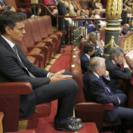 El secretario general del PSOE, Pedro Sánchez (i) en la tribuna de invitados del hemiciclo. /EFE