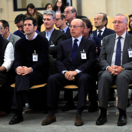 El antiguo presidente del grupo Pescanova Manuel Fernández de Sousa (el primero por la derecha), en el banquillo de la Audiencia Nacional en el juicio por la quiebra de la compañía. E.P./Pool
