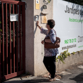 Familiares acceden a la residencia Domus VI de Lliria (Valencia), donde han aparecido unas imágenes, en las que se observan supuestos casos de maltrato. EFE/ Biel Aliño