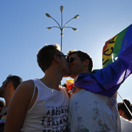 Asistentes a la mayor marcha del Orgullo Gay 2017 en el mundo, que ha partido de la glorieta de Atocha de Madrid para reivindicar la libertad sexual bajo el lema "Por los derechos LGTBI en todo el mundo". EFE/J.P.GANDUL