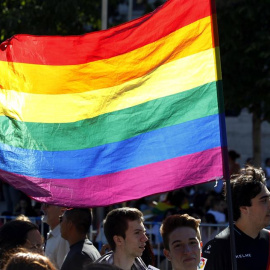 Asistentes a la mayor marcha del Orgullo Gay 2017 en el mundo, que ha partido de la glorieta de Atocha de Madrid para reivindicar la libertad sexual bajo el lema "Por los derechos LGTBI en todo el mundo". EFE/Javier López