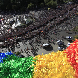 Vista desde el Palacio Cibeles de Madrid de la manifestación del Orgullo Gay 2017 que ha partido de la glorieta de Atocha de Madrid para reivindicar la libertad sexual bajo el lema "Por los derechos LGTBI en todo el mundo". EFE/Víctor Lerena