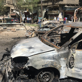 Restos de uno de los coches bombas que explotaron en Damasco dejando al menos doce muertos.REUTERS/Firas Makdesi.
