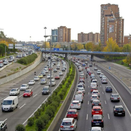 Imagen de archivo de un atasco en una carretera de la Comunidad de Madrid. EFE