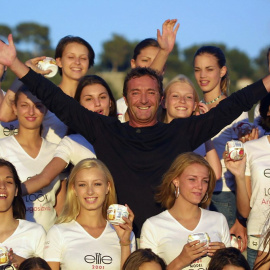 El exjefe de la agencia Elite Model Gerald Marie (C) posa con los candidatos del concurso Elite Model Look. Los fiscales franceses lo investigan por acusaciones de violación, incluida una menor. Pascal GUYOT / AFP