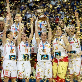Las jugadoras de la selección española de baloncesto celebran su oro en el Eurobasket. | EFE