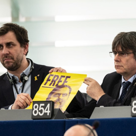 Carles Puigdemont y Toni Comín muestran un cartel que reclama la libertad de Oriol Junqueras en el Parlamento Europeo./ EFE/EPA/PATRICK SEEGER