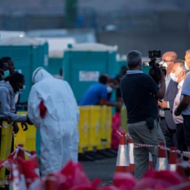 El Gobierno central y el Ejecutivo canario han empezado a realojar en hoteles y complejos de apartamentos ahora sin actividad a todos los inmigrantes que pernoctaban en el campamento de la Cruz Roja en el muelle de Arguineguín / EFE